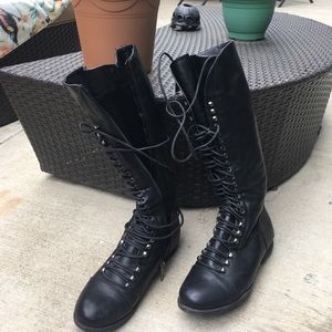 Combat boots!! Size 11 v cute barely worn!